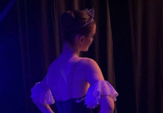 Oleksandra Marchenko entre cametes, abans de sortir a l'escenari del teatre de Grasse
