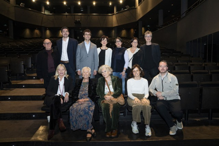 Foto dels guanyadors amb Teresa Cunillé, el jurat del premi i els representants de l'Institut del Teatre i la Fundació Romea