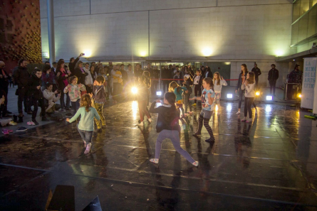 Exhibició dels participants en el taller de dansa per a infants