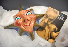Publicació dedicada a Joan Font i estel, màscara d'un espectacle de Comediants que es conserva al MAE