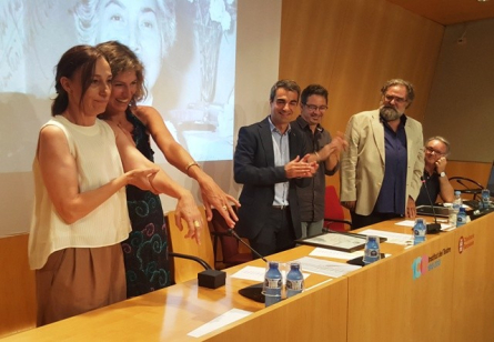 Mónica López rep l'Anell Xirgu de mans de Teresa Vallicrosa