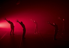Quiso negro, coreografia d'Ester Guntín, guanyadora del Premi de Dansa IT 2023. Fotografia: Jordi Vidal